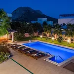 Antura With Private Heated 50sqm Pool, 3 Bedrooms, 3 Bathrooms, And Gym Žrnovnica