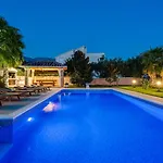 Villa Antura With Private Heated 50sqm Pool, 3 Bedrooms, 3 Bathrooms, And Gym Žrnovnica